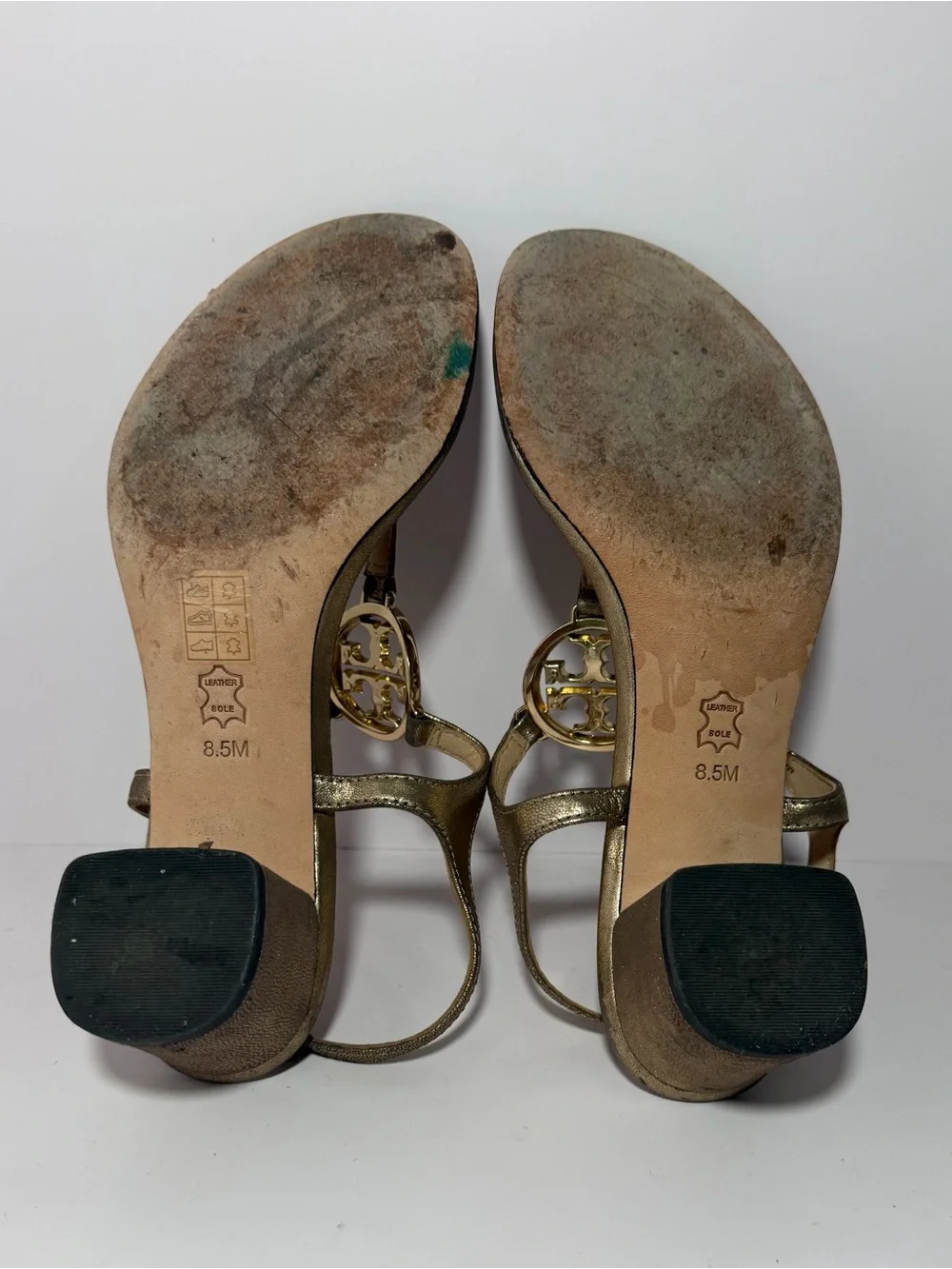 Tory Burch Antiqued Metallic Gold T Strap Rhinestone Logo Sandals SZ 8.5